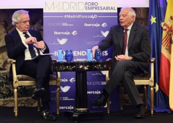 Josep Borrell con Hilario Alfaro, durante el coloquio./ Foto: Madrid Foro Empresarial