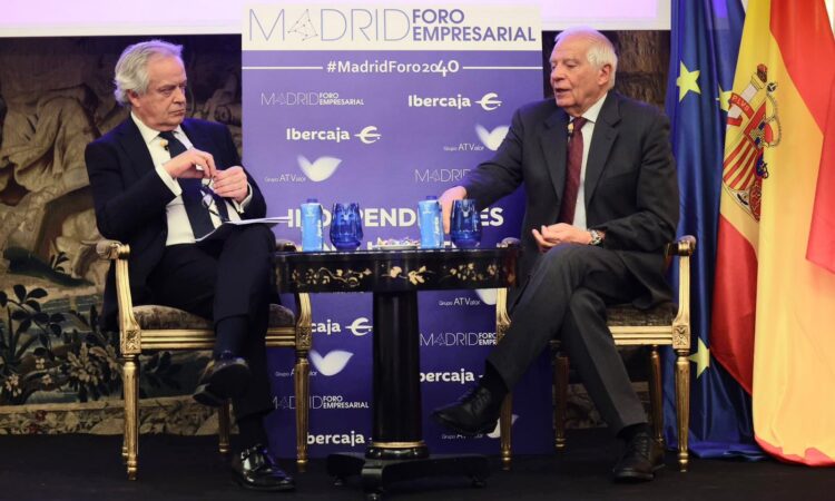 Josep Borrell con Hilario Alfaro, durante el coloquio./ Foto: Madrid Foro Empresarial