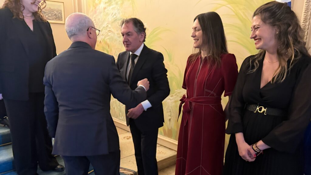 El embajador de Canadá, Jeffrey Marder, recibe la bienvenida de su homólogo griego.