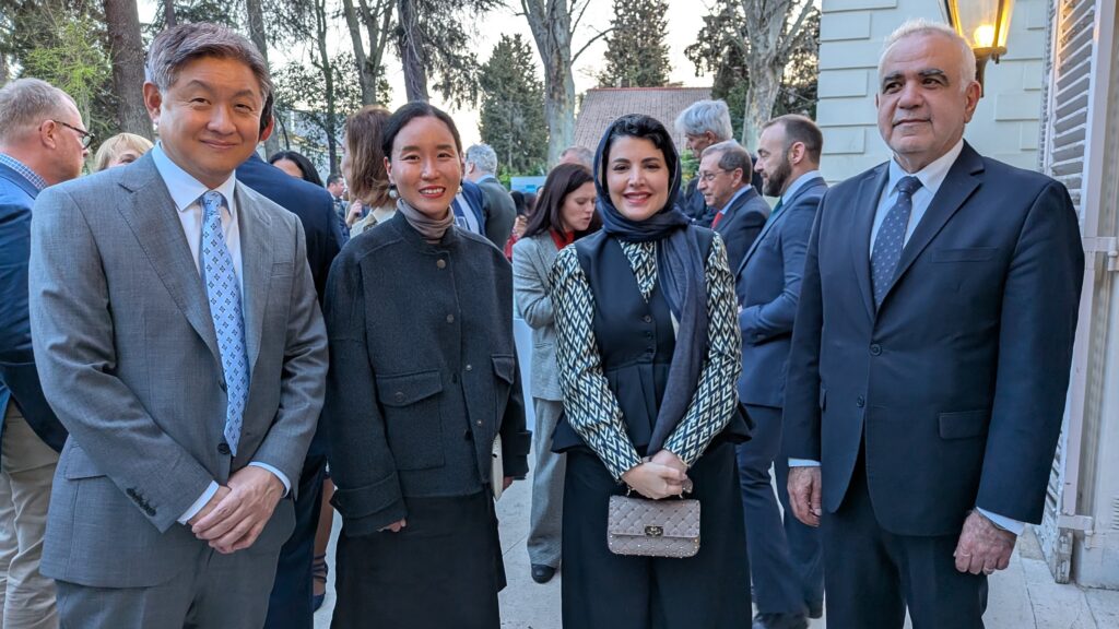 El embajador de Corea del Sur, Lim Soosuk, y su esposa, con la embajadora de Arabia Saudí, la princesa Haifa al Mogrin; y el encargado de Negocios de Siria, Abdullha Hallak.