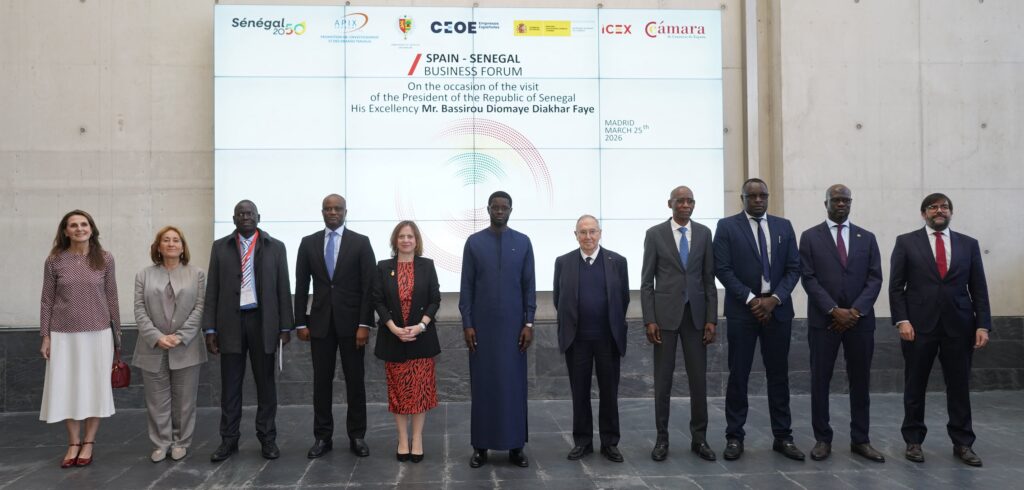 El presidente senegalés, en el centro, con los participantes en el encuentro.