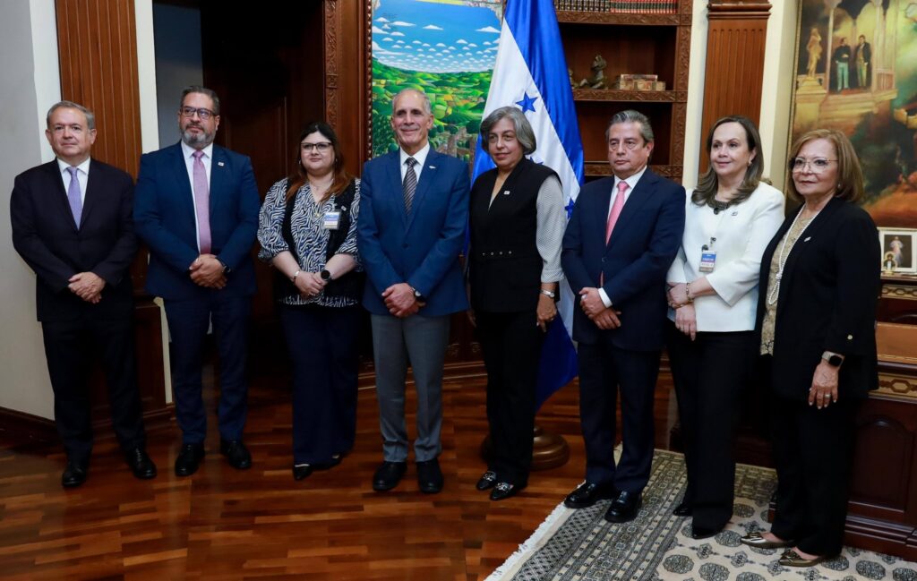 El presidente Nasry Juan Asfura (centro) con los representantes de las organizaciones empresariales de España y Honduras./ Foto: CEOE