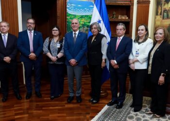 El presidente Nasry Juan Asfura (centro) con los representantes de las organizaciones empresariales de España y Honduras./ Foto: CEOE