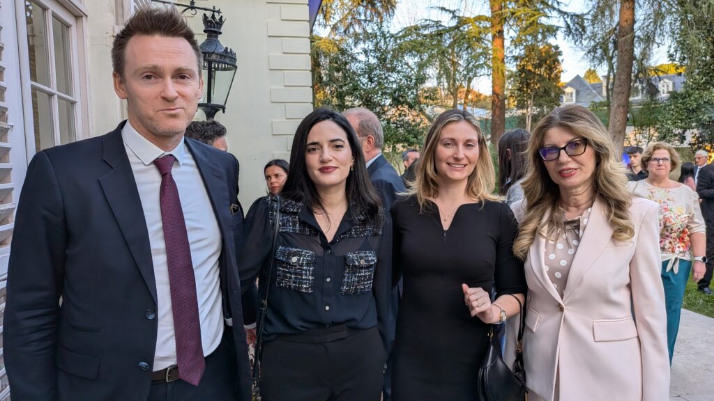 El consejero y segundo jefe de Misión de Irlanda, Joseph Gildea; la primera secretaria de Chipre, Christina Makridou; la agregada para Economía de EEUU, Isabella Siegle; y la ministra consejera de de Serbia, Mimica Radojevic.