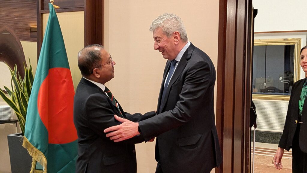 El embajador de Azerbaiyán, Ramiz Hasanov, saluda a su homólogo bangladesí.