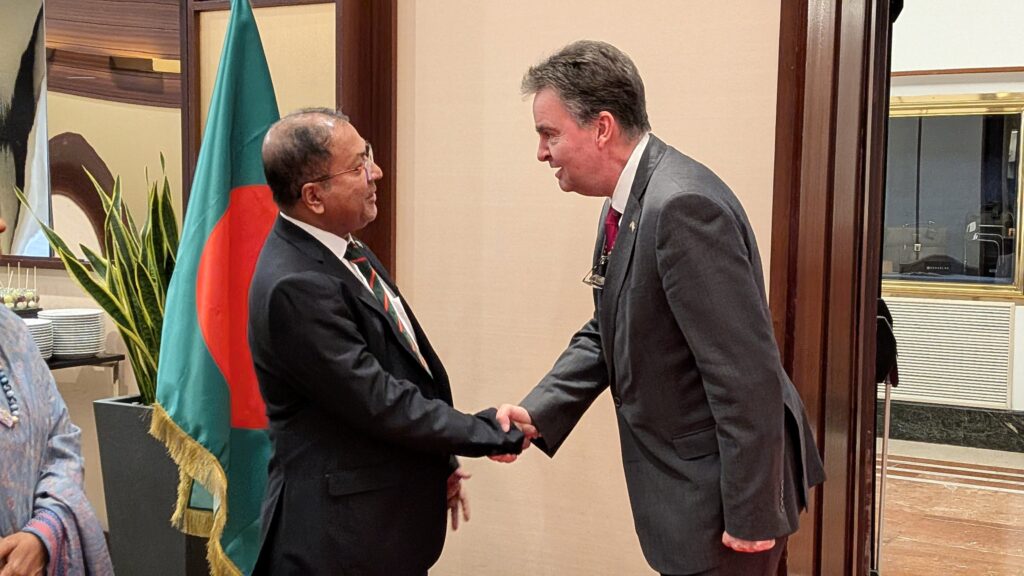 Khalilur Rahman da la bienvenida al embajador de Hungría, Georg Habsburg-Lothringen.