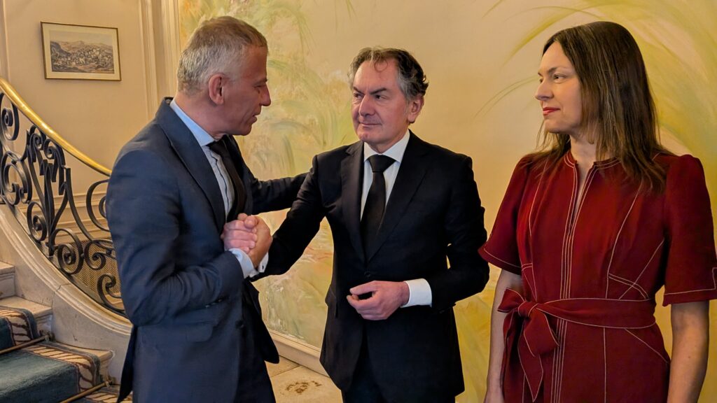 El embajador de Macedonia del Norte, Edmond Adami, saluda a los anfitriones a su llegada a la recepción.
