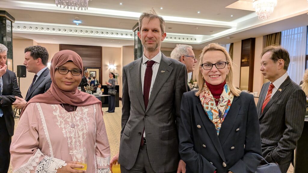El encargado de Negocios de Nueva Zelanda, Nicholas Walbridge, entre las embajadoras de Malasia, Haznah Binti md Hashim, y Alemania, Maria Margarette Gosse.