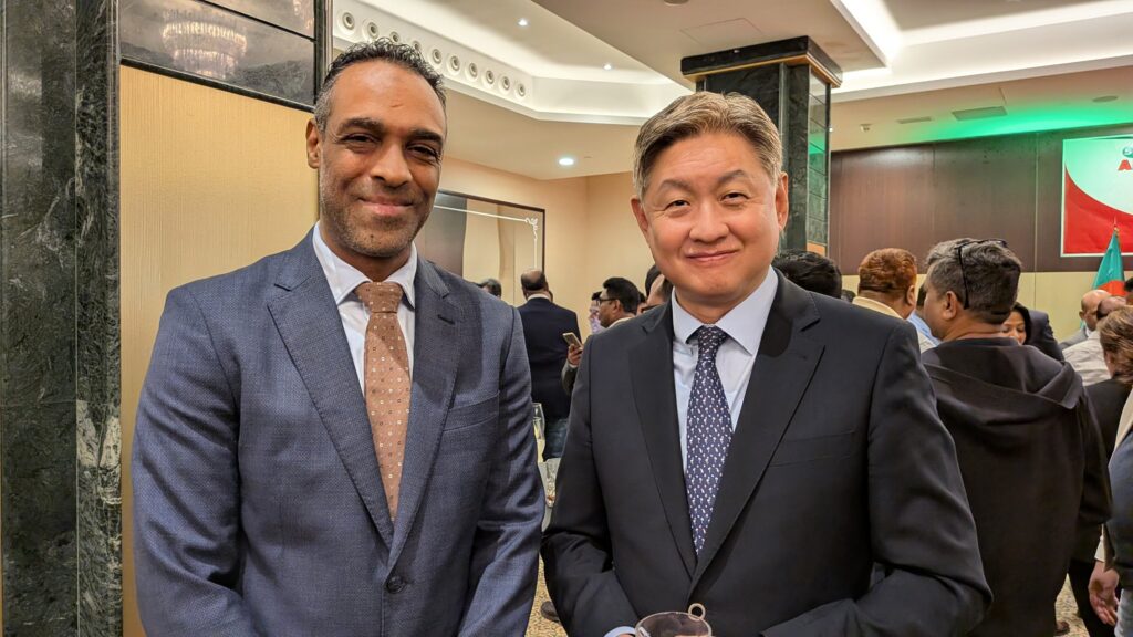 Los embajadores de Omán, Thamir bin Faiz Al-Alawi, y Corea del Sur, Lim Soosuk.