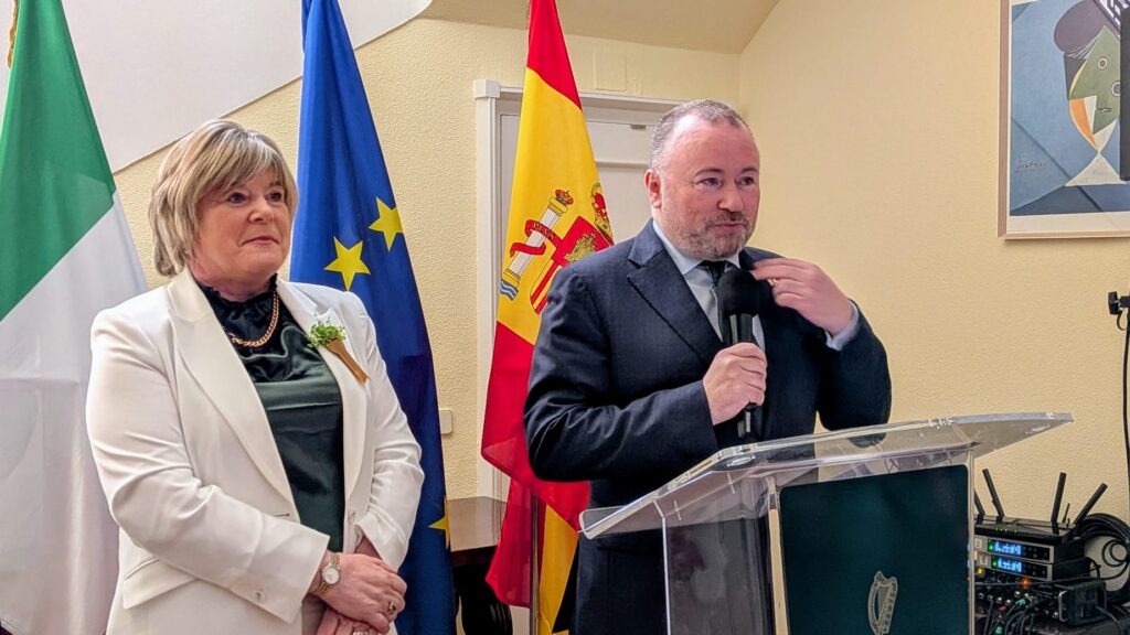 El embajador Brian Glynn presenta a la ministra Mary Butler./ Foto: DN