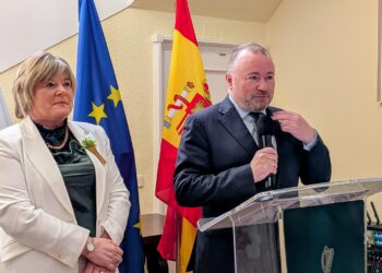 El embajador Brian Glynn presenta a la ministra Mary Butler./ Foto: DN