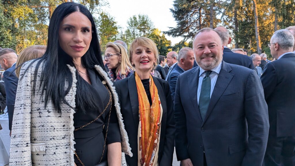 Las embajadoras de Serbia, Irena Sarac, y Bosnia-Herzegovina, Vesna Andree-Zaimovic, con el embajador de Irlanda, Brian Glynn.
