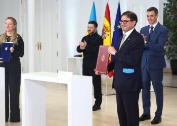 El presidente del Gobierno, Pedro Sánchez, y el presidente de Ucrania, Volodímir Zelenski, asisten a la firma de diversos acuerdos bilaterales ante los embajadores respectivos. | Pool Moncloa / Fernando Calvo