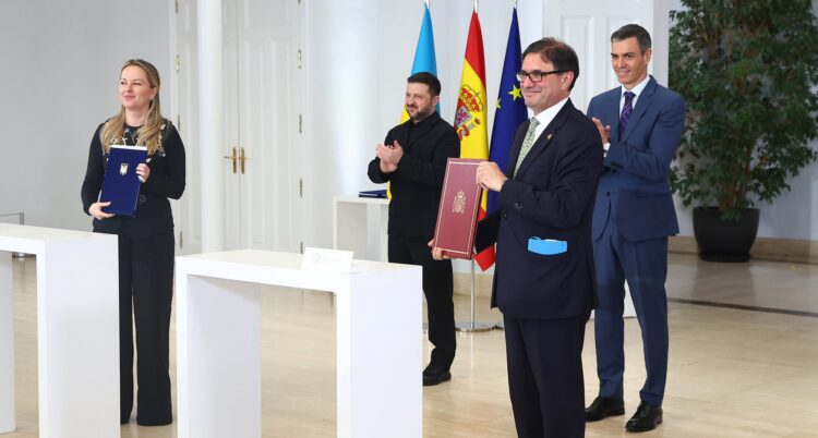 El presidente del Gobierno, Pedro Sánchez, y el presidente de Ucrania, Volodímir Zelenski, asisten a la firma de diversos acuerdos bilaterales ante los embajadores respectivos. | Pool Moncloa / Fernando Calvo