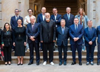 El primer ministro de Albania, Edi Rama, en el centro, con los participantes en el encuentro./ Foto: CCB