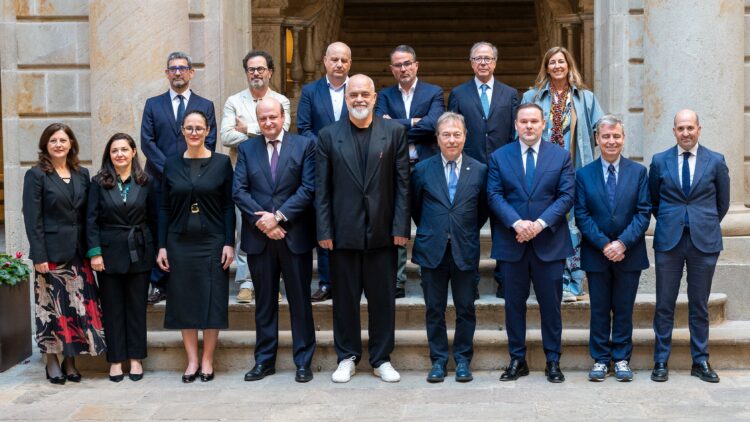El primer ministro de Albania, Edi Rama, en el centro, con los participantes en el encuentro./ Foto: CCB