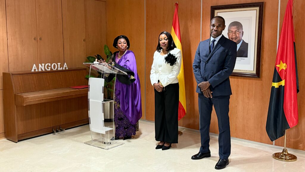 La embajadora Balbina Malheiros se dirige a los asistentes en prresencia de la consejera saliente, María Emilias Almeida, y de su suscesor, André da Conceiçao./ Foto: AR