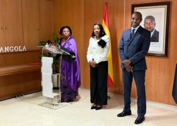 La embajadora Balbina Malheiros se dirige a los asistentes en prresencia de la consejera saliente, María Emilias Almeida, y de su suscesor, André da Conceiçao./ Foto: AR