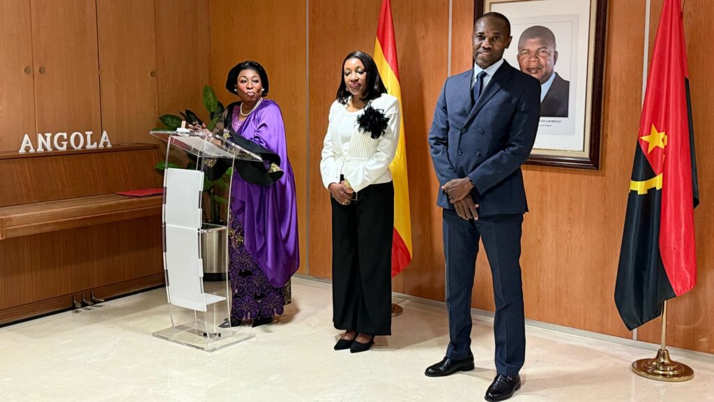 Ambassador Balbina Malheiros addresses the attendees in the presence of outgoing counselor Maria Emilias Almeida and her successor, André da Conceiçao./ Photo: AR