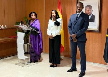 Ambassador Balbina Malheiros addresses the attendees in the presence of outgoing counselor Maria Emilias Almeida and her successor, André da Conceiçao./ Photo: AR