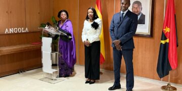 Ambassador Balbina Malheiros addresses the attendees in the presence of outgoing counselor Maria Emilias Almeida and her successor, André da Conceiçao./ Photo: AR