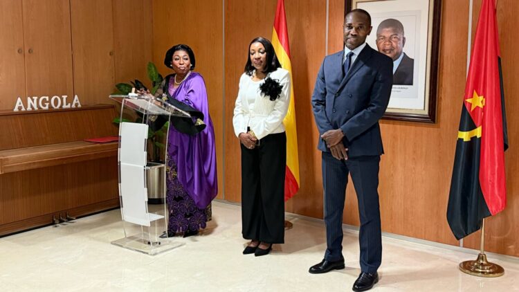 Ambassador Balbina Malheiros addresses the attendees in the presence of outgoing counselor Maria Emilias Almeida and her successor, André da Conceiçao./ Photo: AR