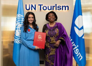 UN Tourism Secretary-General Shaikha Al Nowais displays the accreditation of Angola's ambassador, Balbina Malheiros. / Photo: Embassy of Angola