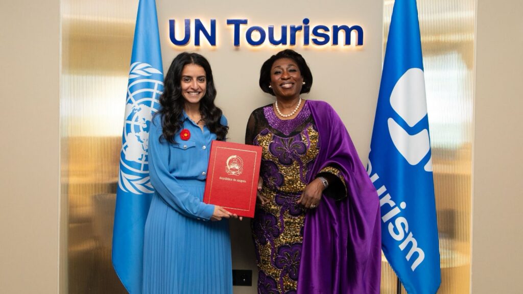 La secretaria general de ONU Turismo, Shaikha Al Nowais, muestra la acreditación de la embajadora de Abgola, Balbina Malheiros./ Foto: Embajada de Angola