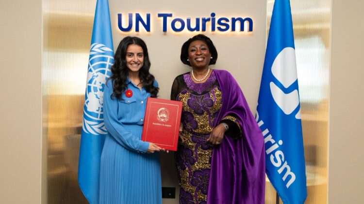 La secretaria general de ONU Turismo, Shaikha Al Nowais, muestra la acreditación de la embajadora de Abgola, Balbina Malheiros./ Foto: Embajada de Angola