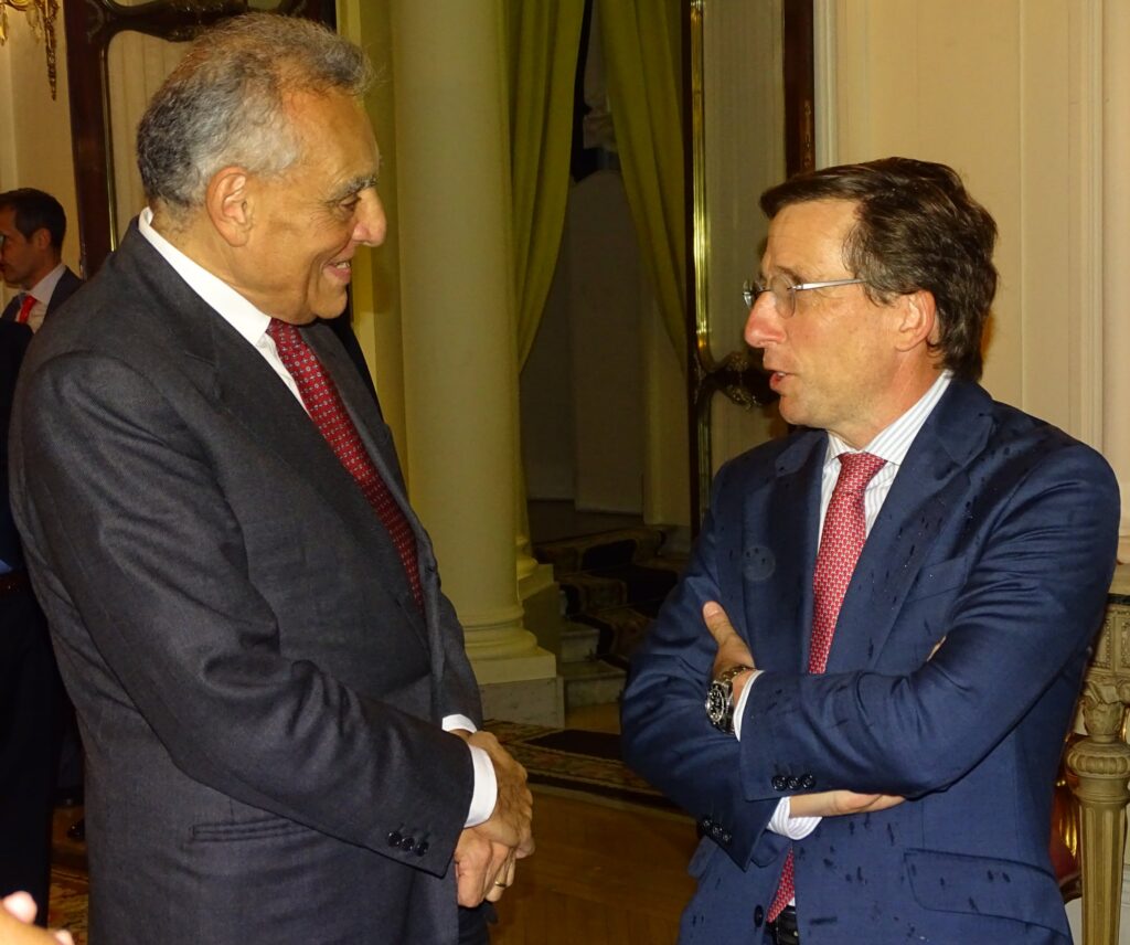 El alcalde de Madrid, José Luis Martínez-Almeida, charla con el embajador de Italia.