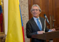 El embajador de Colombia, Eduardo Ávila Navarrete, dirigiéndose a los asistentes.