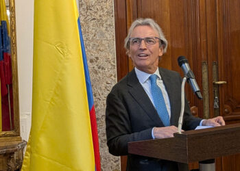 El embajador de Colombia, Eduardo Ávila Navarrete, dirigiéndose a los asistentes.