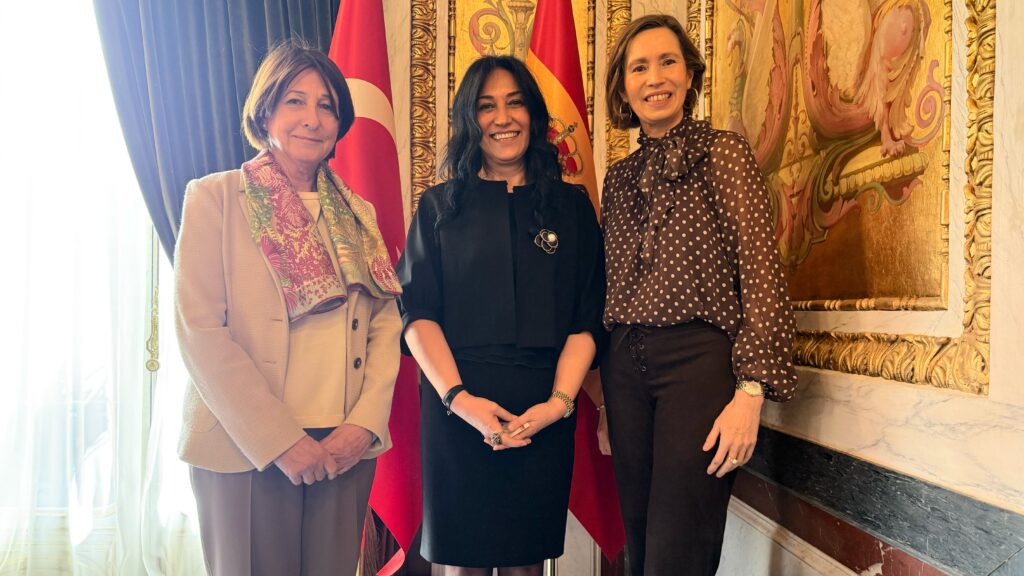 Las embajadoras de España en Ankara, Cristina Latorre, y de Turquía en Madrid, Nüket Ezberci, con la vicedirectora de la Cámara de Comercio de Madrid, Elsa Salvadores.