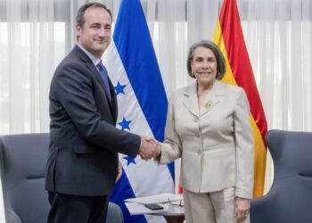 Guillermo Escribano saluda a la canciller Mireya Agüero, tras la entrega de su acreditación./ Foto: Gobierno de Honduras