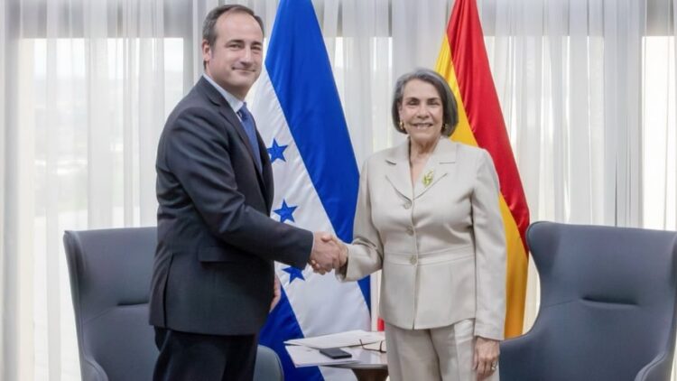 Guillermo Escribano saluda a la canciller Mireya Agüero, tras la entrega de su acreditación./ Foto: Gobierno de Honduras