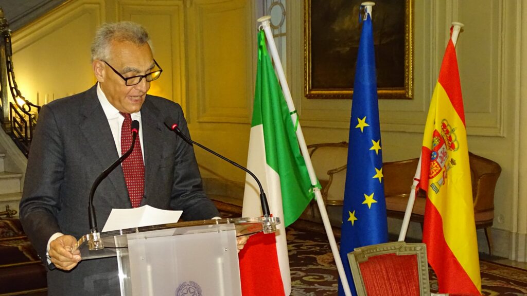 El embajador Giuseppe Buccino se dirige a los asistentes.