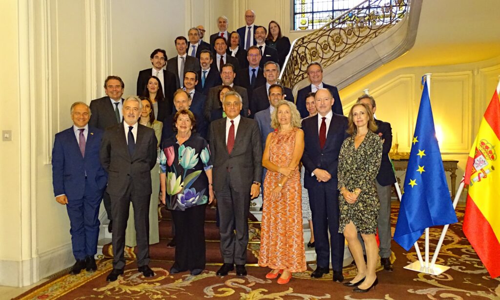 Los participantes en el encuentro posan con el embajador italiano./ Fotos: Cortesía de la Embajada de Italia