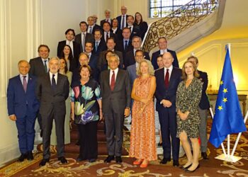 Los participantes en el encuentro posan con el embajador italiano./ Fotos: Cortesía de la Embajada de Italia