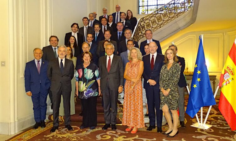 Los participantes en el encuentro posan con el embajador italiano./ Fotos: Cortesía de la Embajada de Italia