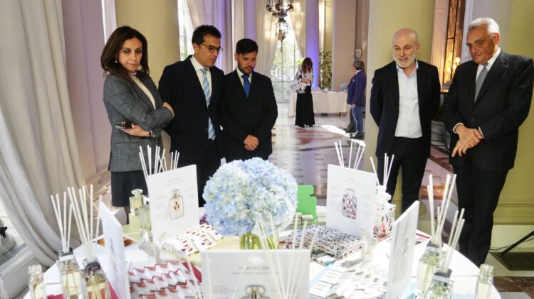 Ambassador Buccino views the exhibit alongside participants in the presentation. / Photos: Courtesy of the Italian Embassy