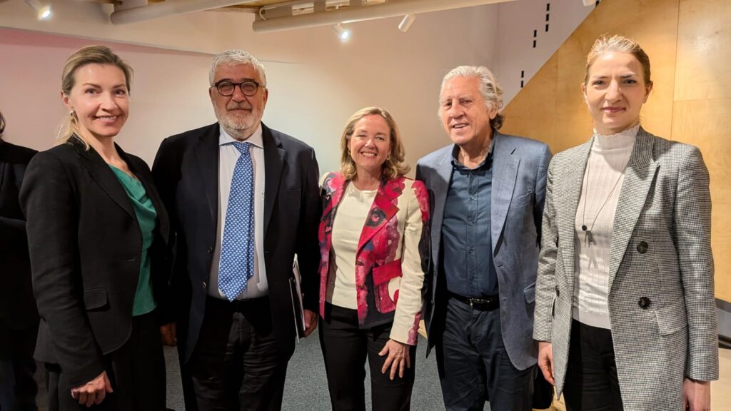 Calviño y Ruiz, con el vicepresidente de la Fundación Alternativas, Diego López Garrido; la ministra consejera de Polonia, Monika Krzepkowska; y la encargada de Negocios de Rumanía, Raluca Mihaila.