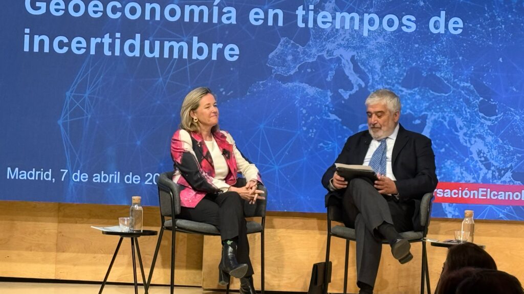 La presidenta del BEI, Nadia Calviño, con el presidente del Instituto Elcano, José Juan Ruiz./ Foto: AR