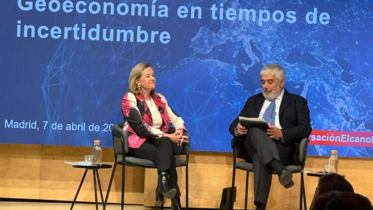 La presidenta del BEI, Nadia Calviño, con el presidente del Instituto Elcano, José Juan Ruiz./ Foto: AR