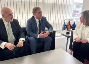 The ambassador of Paraguay, Justo Apodaca, along with the vice president of the Government of the Principality.
