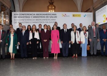 Conference attendees, with Queen Letizia and the Spanish Minister of Health./ Photo: La Moncloa