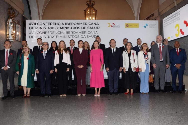 Los asistentes a la conferencia, con la reina Letizia y la ministra de Sanidad española./ Foto: La Moncloa
