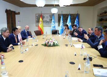 El presidente del Gobierno, Pedro Sánchez, mantiene un encuentro con el director general de la Organización de las Naciones Unidas para Alimentación y la Agricultura (FAO), Dongyu Qu; el presidente del Fondo Internacional de Desarrollo Agrícola (FIDA), Álvaro Lario, y la directora ejecutiva del Programa Mundial de Alimentos (PMA), Cindy McCain. | Pool Moncloa/Fernando Calvo.