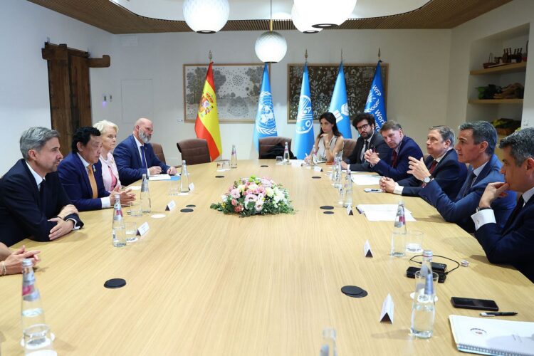El presidente del Gobierno, Pedro Sánchez, mantiene un encuentro con el director general de la Organización de las Naciones Unidas para Alimentación y la Agricultura (FAO), Dongyu Qu; el presidente del Fondo Internacional de Desarrollo Agrícola (FIDA), Álvaro Lario, y la directora ejecutiva del Programa Mundial de Alimentos (PMA), Cindy McCain. | Pool Moncloa/Fernando Calvo.