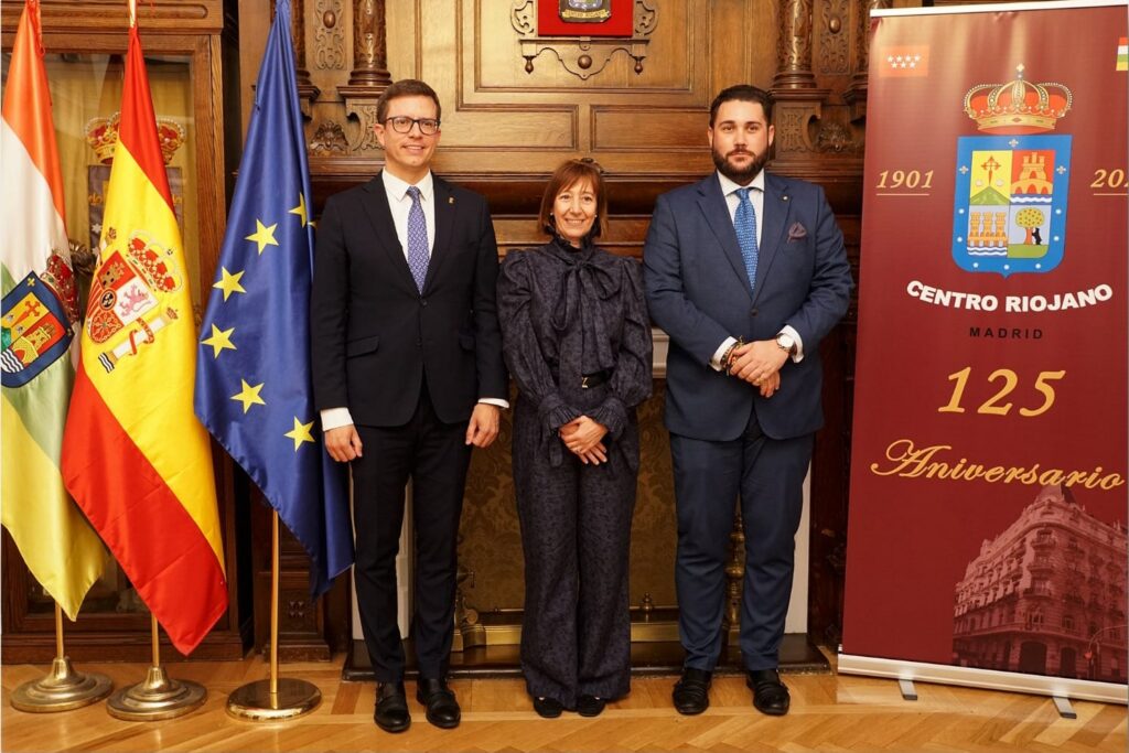 The ambassador of the Principality of Andorra, Eva Descarrega, between the president of the Riojan Center, José Antonio Rupérez, and Alfredo Leonard, advisor for Institutional Relations of the Asturian Forum.