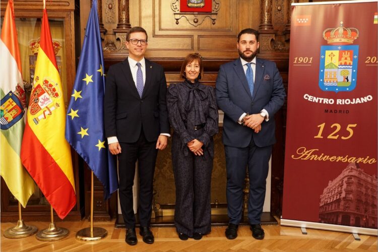 The ambassador of the Principality of Andorra, Eva Descarrega, between the president of the Riojan Center, José Antonio Rupérez, and Alfredo Leonard, advisor for Institutional Relations of the Asturian Forum.